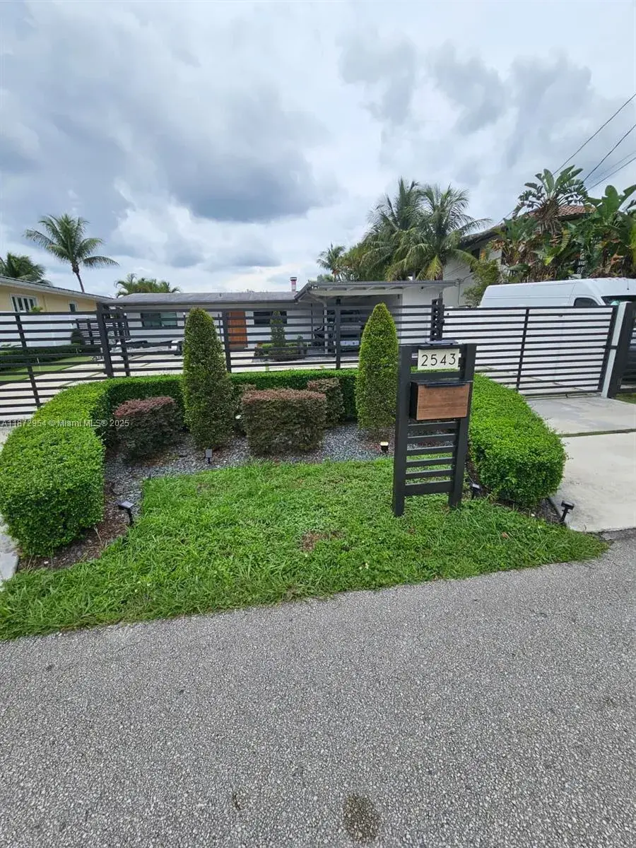 3 bedroom 2 bath Residential for sale at 2543 Gulfstream Ln, Fort Lauderdale FL 33312