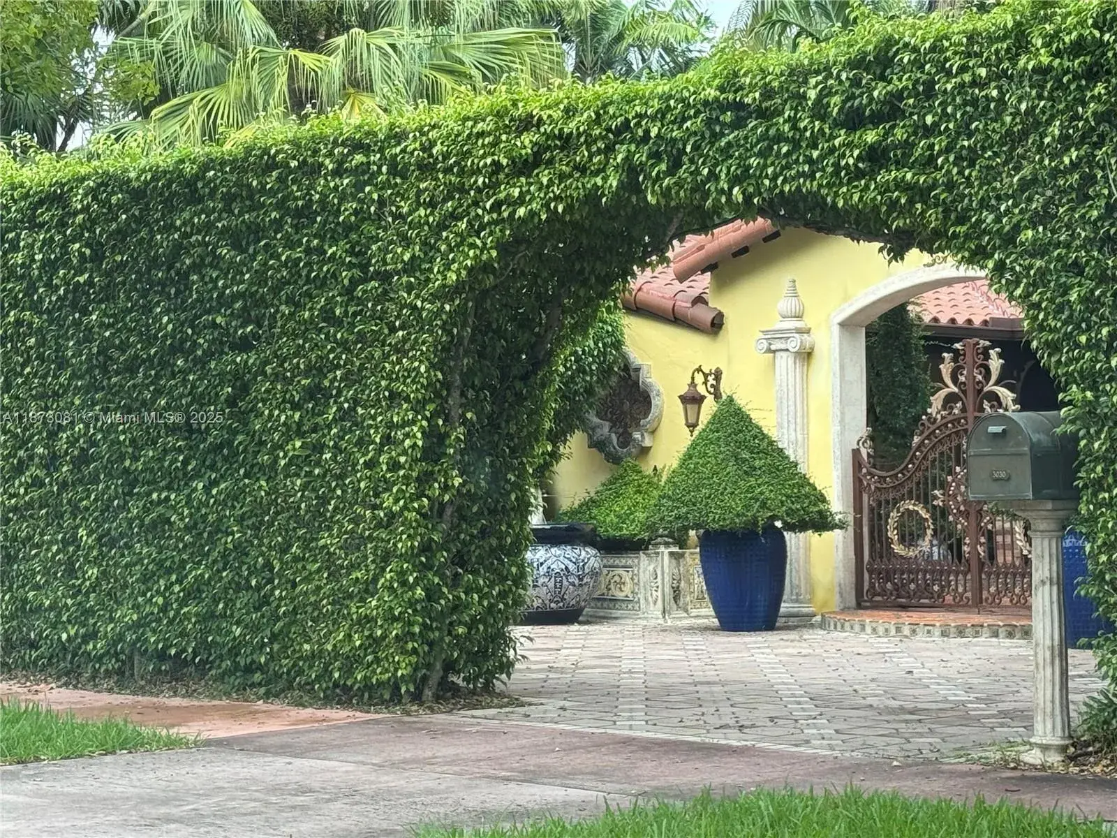 2 bedroom 2 bath Residential for sale at 3030 Alton Rd, Miami Beach FL 33140