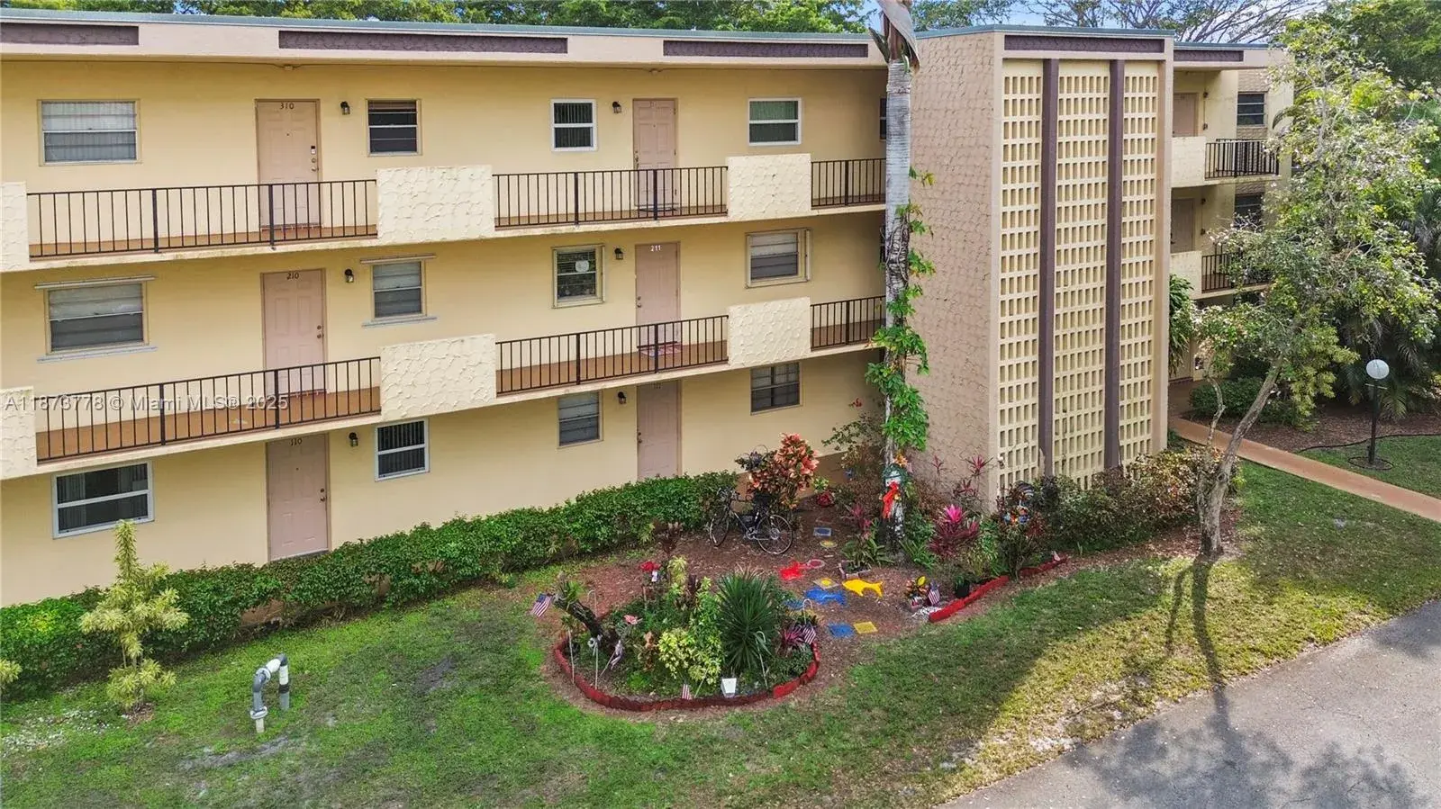 1 bedroom 1 bath Residential for sale at 300 Berkley Rd # 107, Hollywood FL 33024