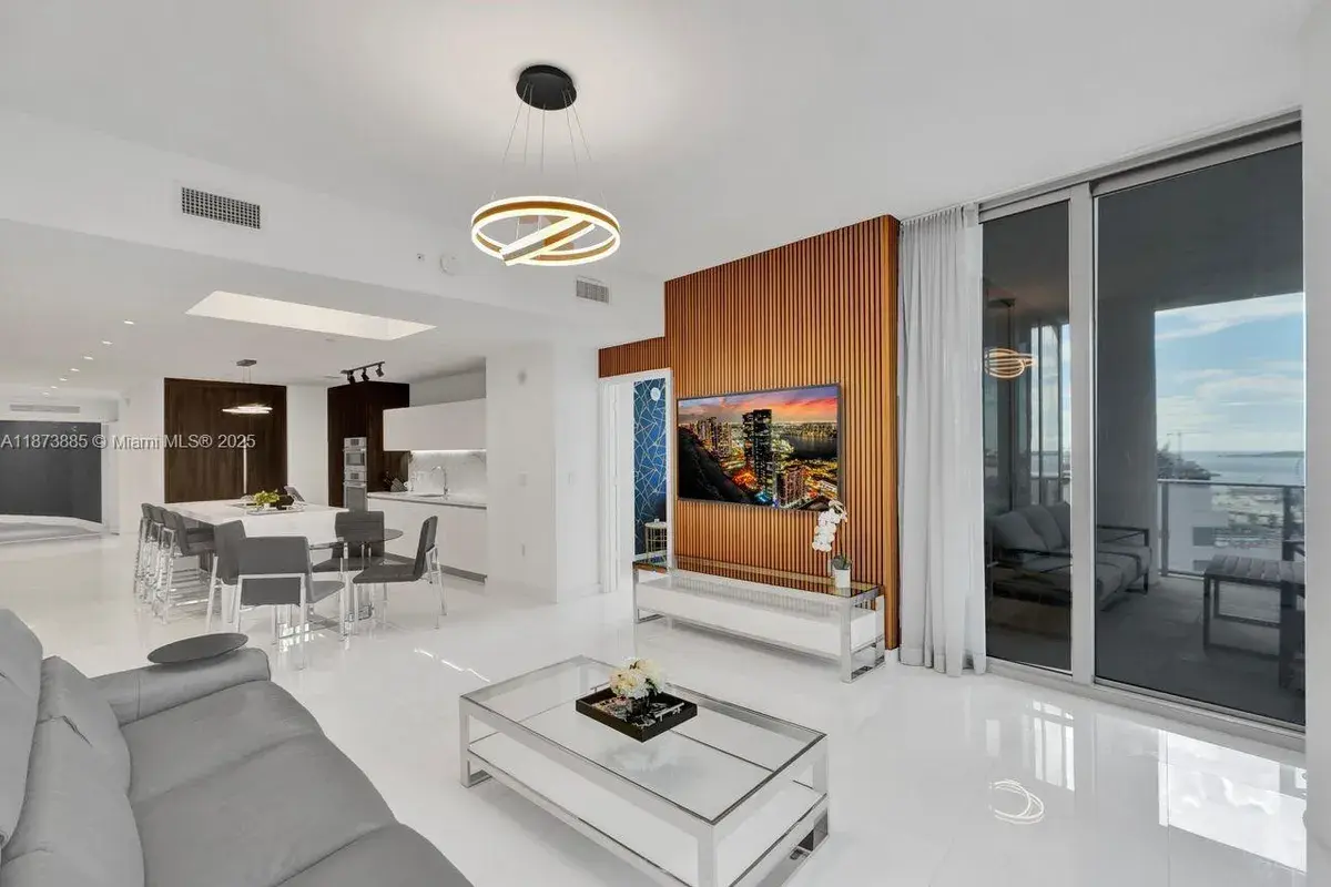 851 NE 1st Ave # 1411, Miami FL 33132