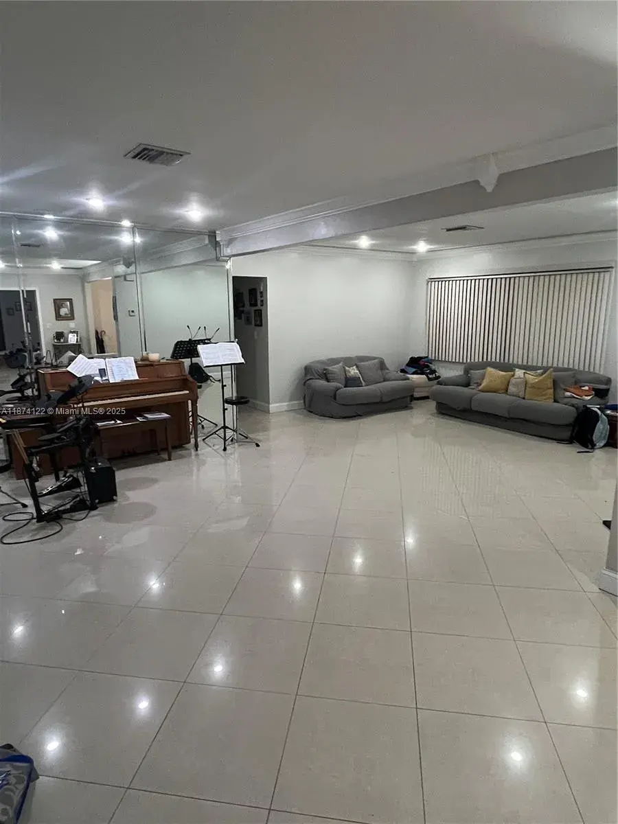 7521 SW 57th Ter, Miami FL 33143