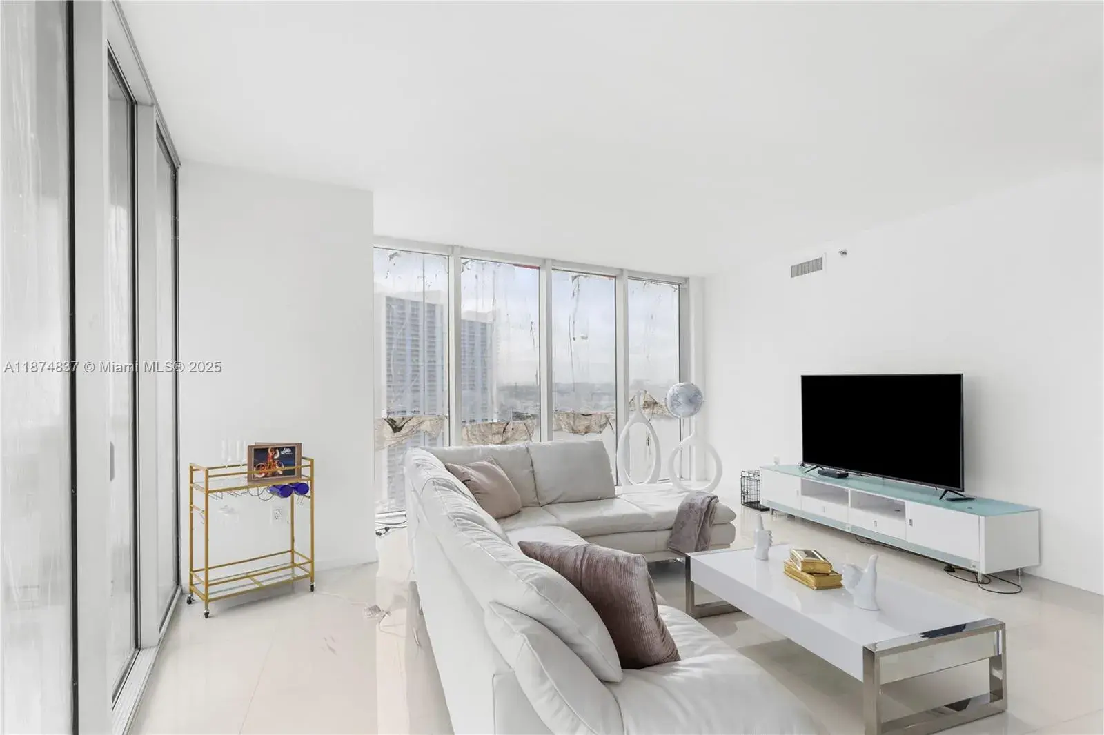 465 Brickell Ave # 2702, Miami FL 33131