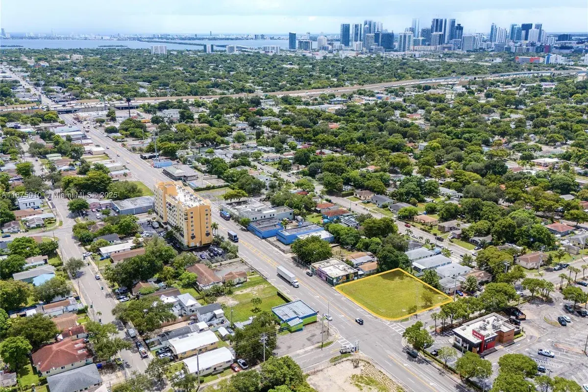 1090 NW 54th St, Miami FL 33127