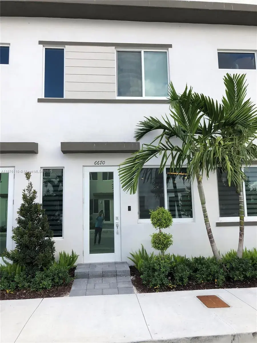 6670 NW 103rd Path # 1, Doral FL 33178