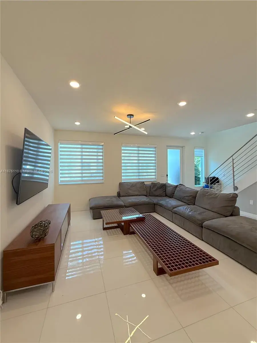 6670 NW 103rd Path # 1, Doral FL 33178