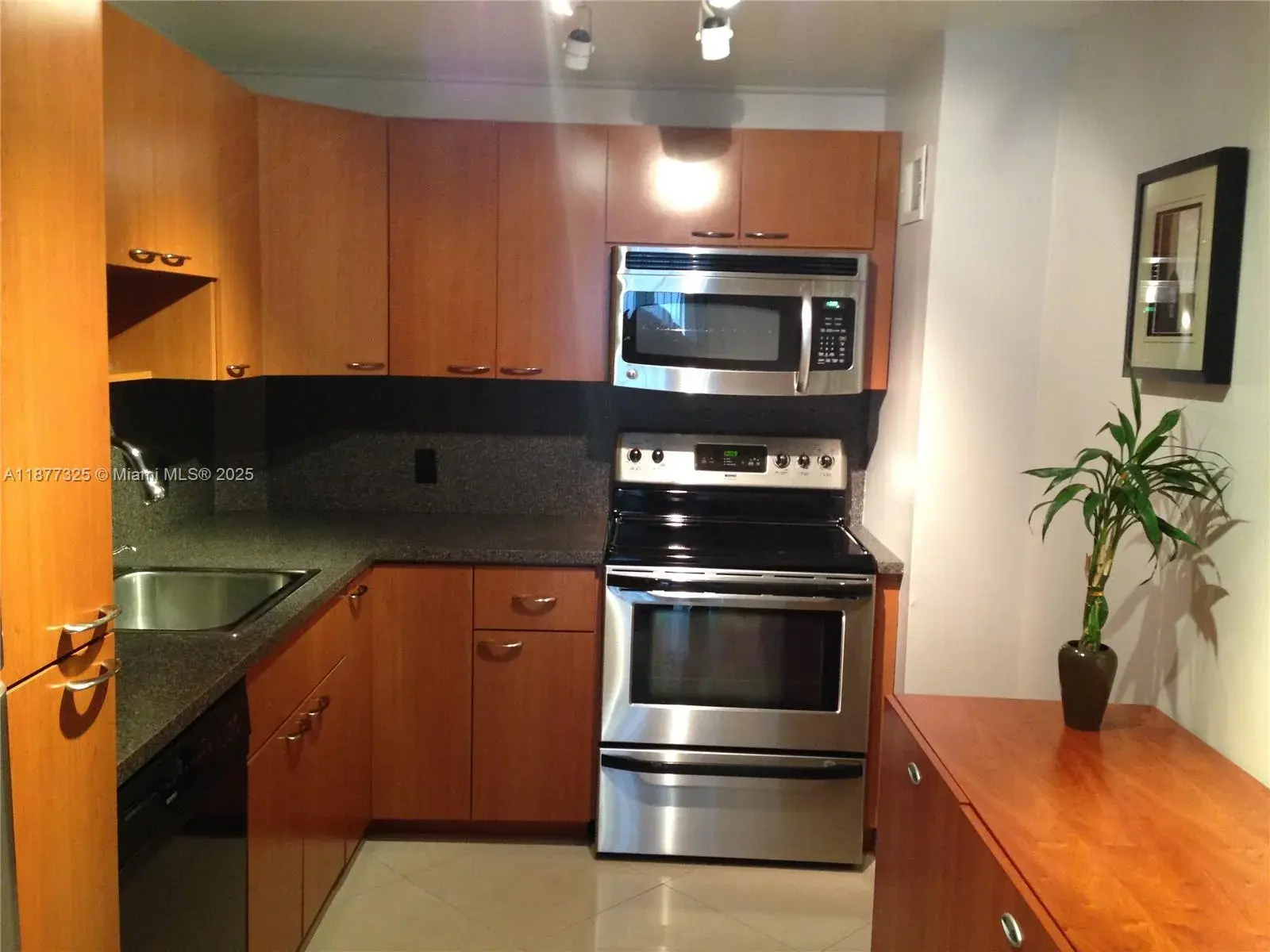 1 bedroom 1 bath Residential for sale at 3375 N Country Club Dr # 1001, Aventura FL 33180