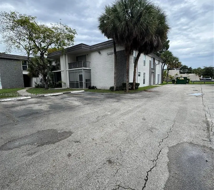 10353 N Kendall Dr, Miami FL 33176