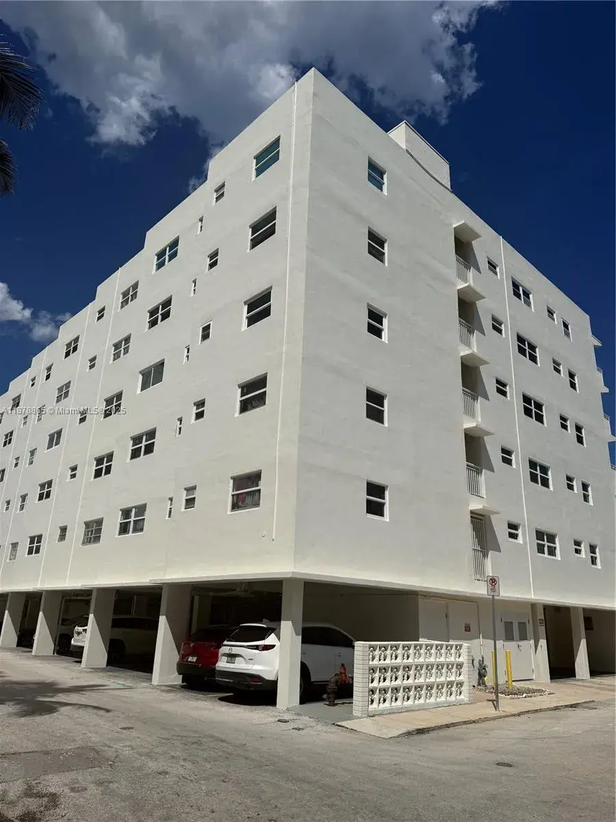 1 bedroom 1 bath Residential for sale at 901 S Surf Rd # 306, Hollywood FL 33019