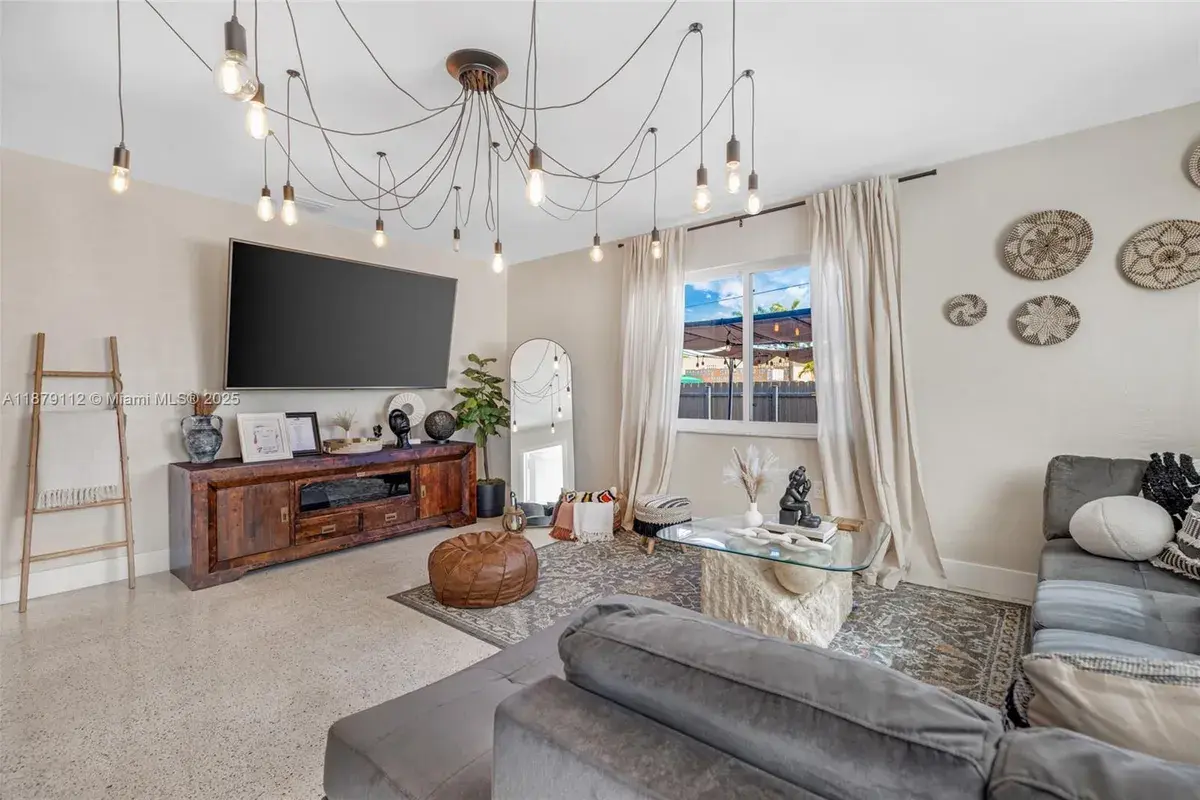 11900 SW 2 St, Miami FL 33184