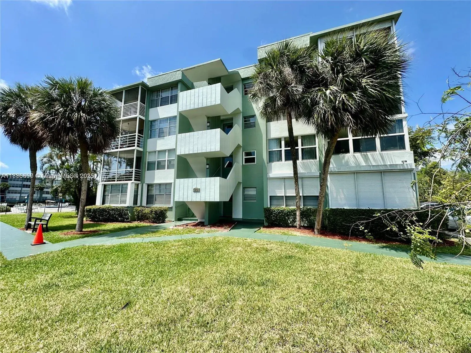 1 bedroom 1 bath Residential for sale at 2731 Taft St # 106, Hollywood FL 33020