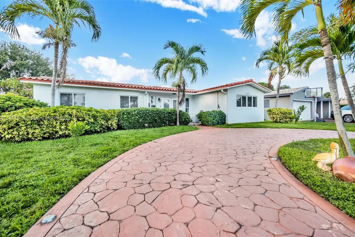 5207 Hayes St, Hollywood FL 33021