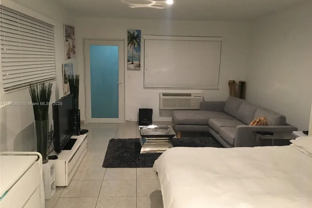 158 Ocean Dr # 407, Miami Beach FL 33139