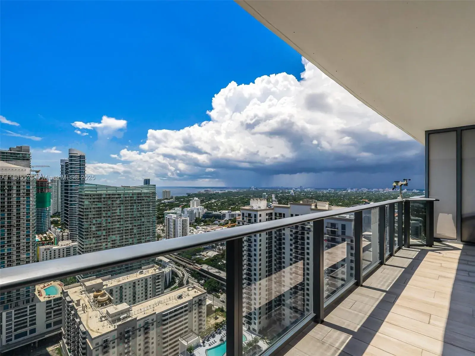 1 bedroom 2 bath Residential for sale at 45 SW 9th St # 3905, Miami FL 33130