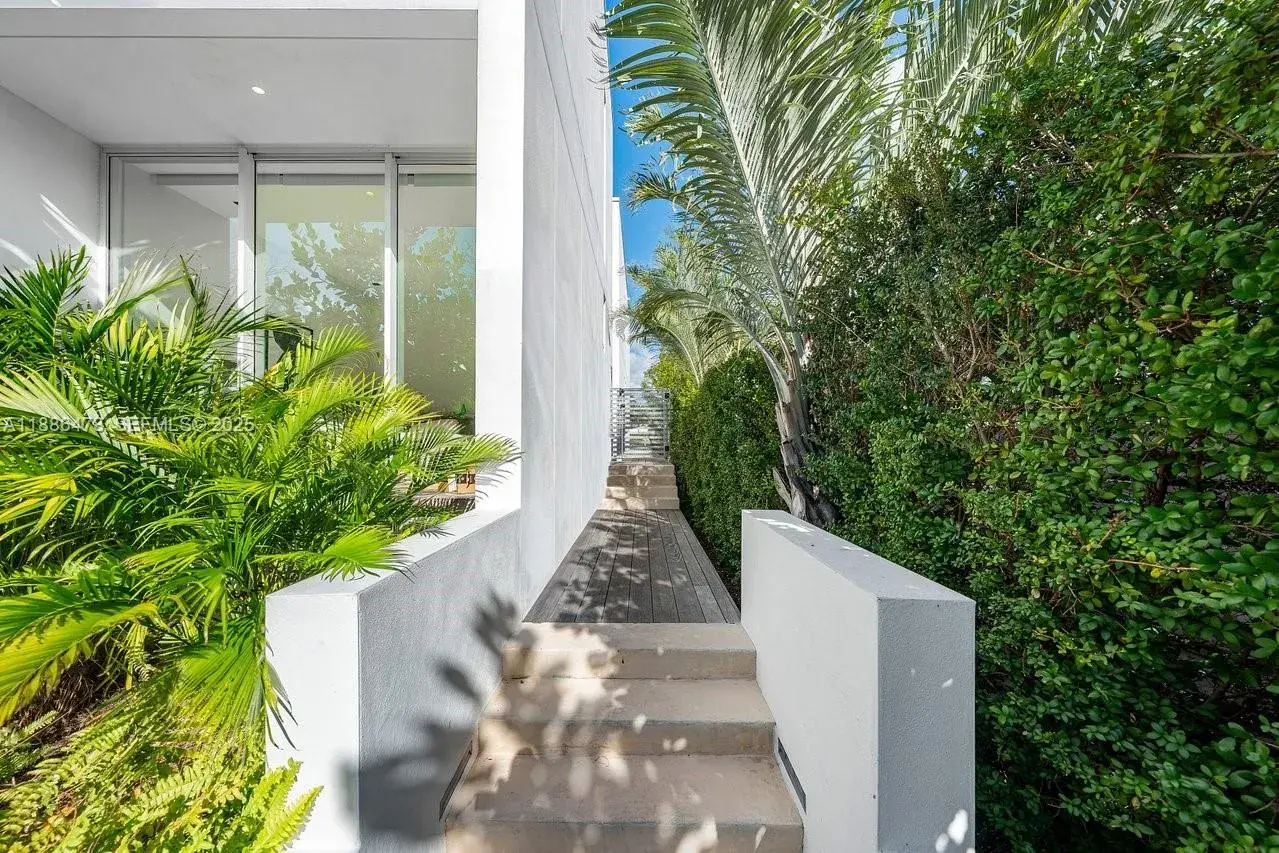 1011 W 48th St # 8, Miami Beach FL 33140
