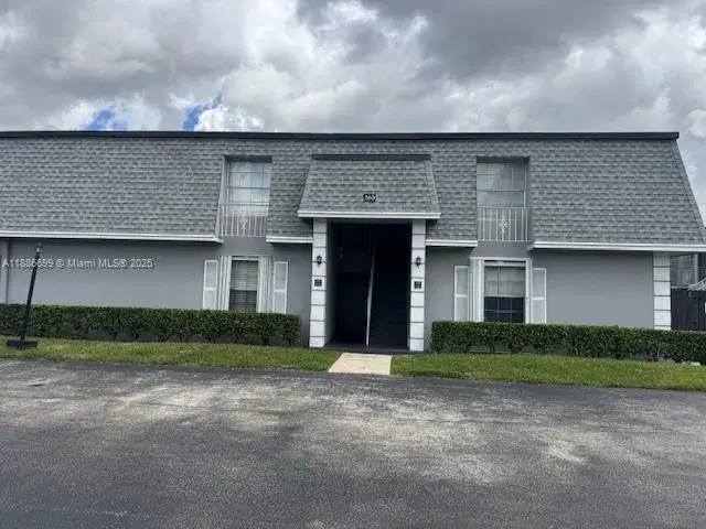 2 bedroom 1 bath Residential for sale at 360 NW 69th Ave # 202, Plantation FL 33317