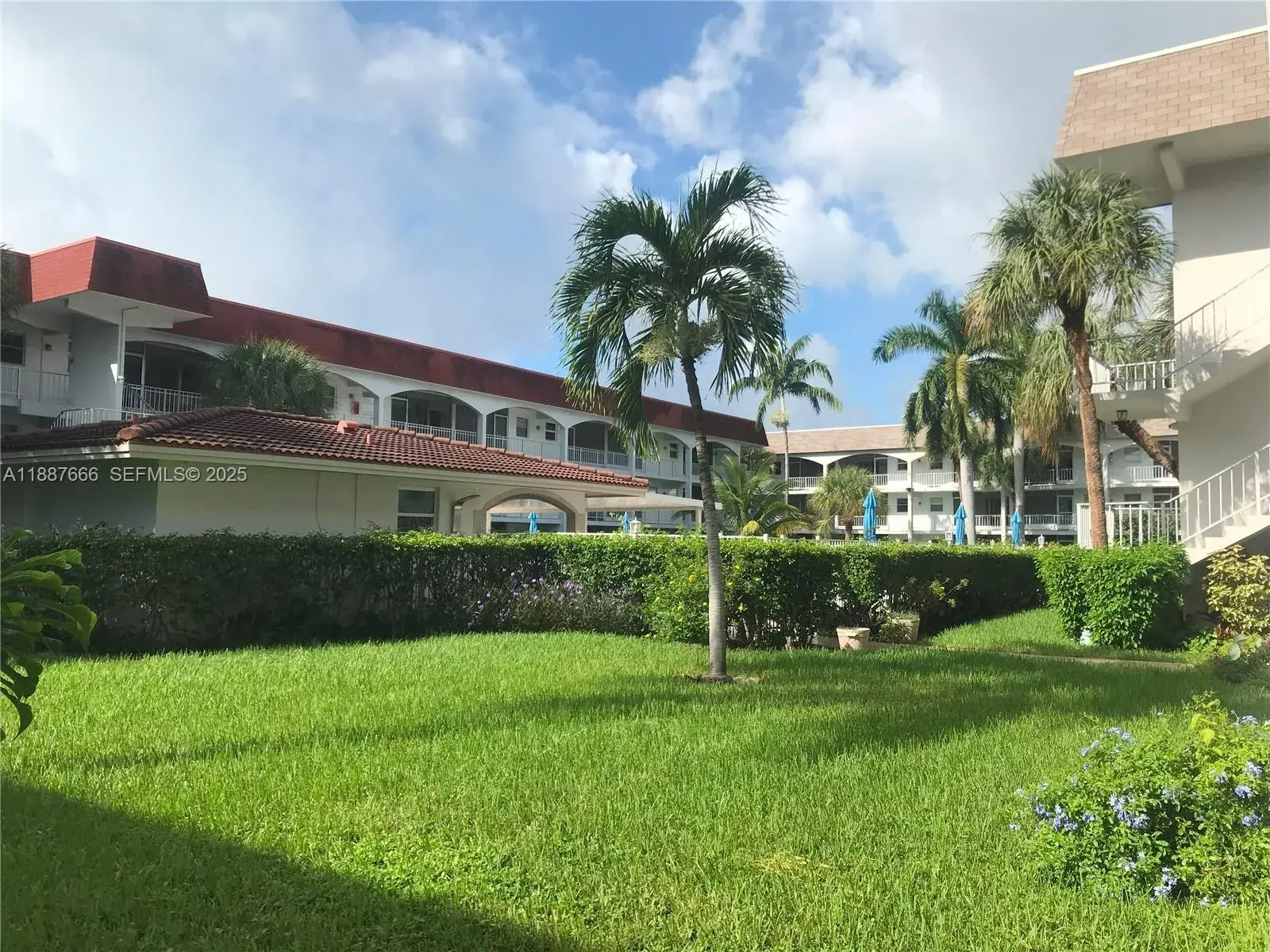 581 Blue Heron Dr # B, Hallandale Beach FL 33009