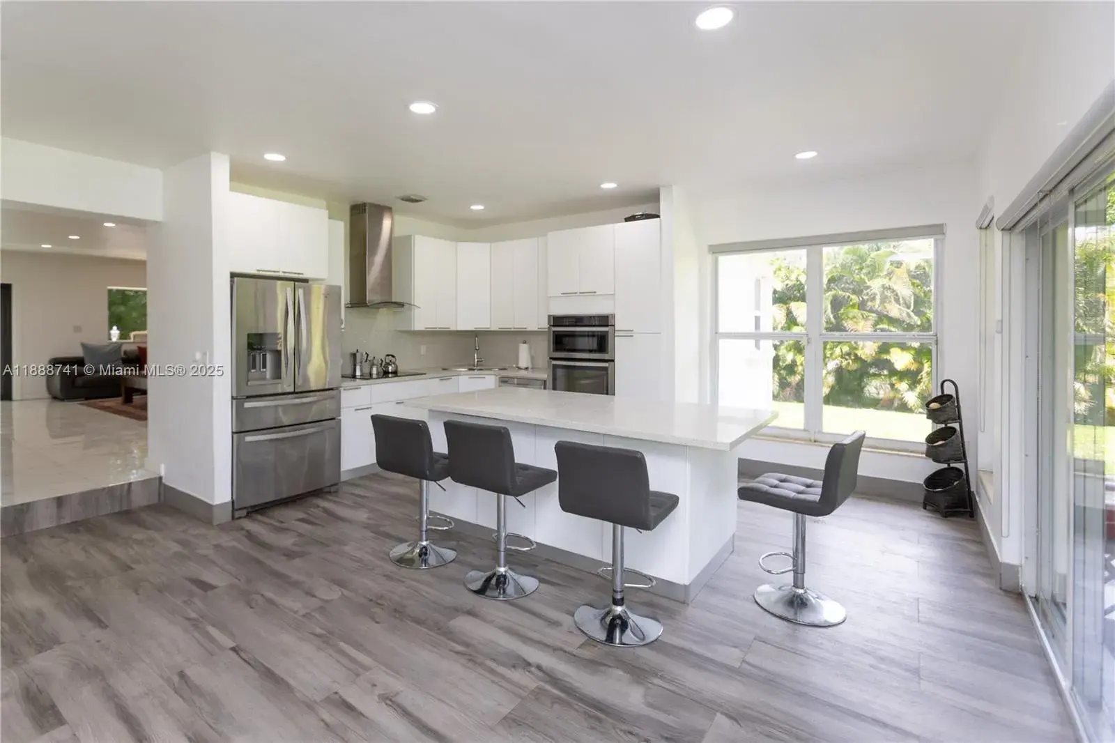 507 Hunting Lodge Dr, Miami Springs FL 33166