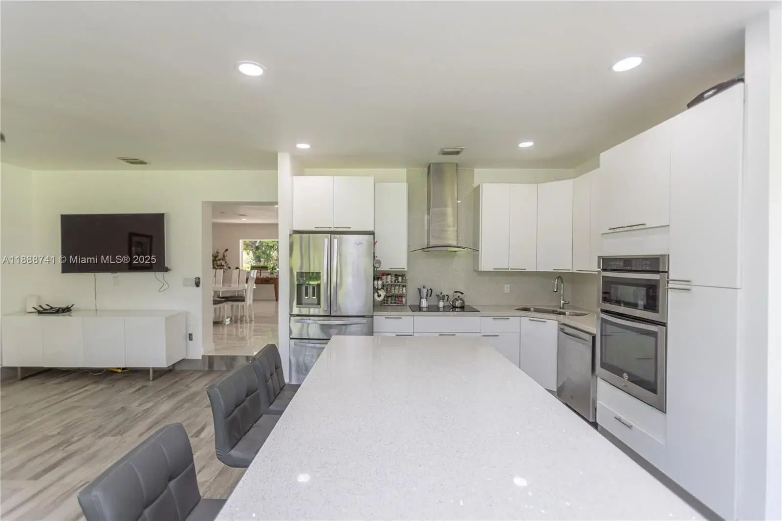 507 Hunting Lodge Dr, Miami Springs FL 33166