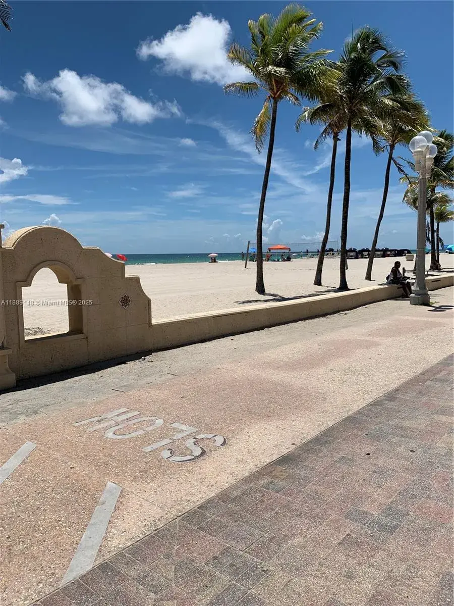 1 bedroom 1 bath Residential for sale at 322 Taylor St # 2D, Hollywood FL 33019