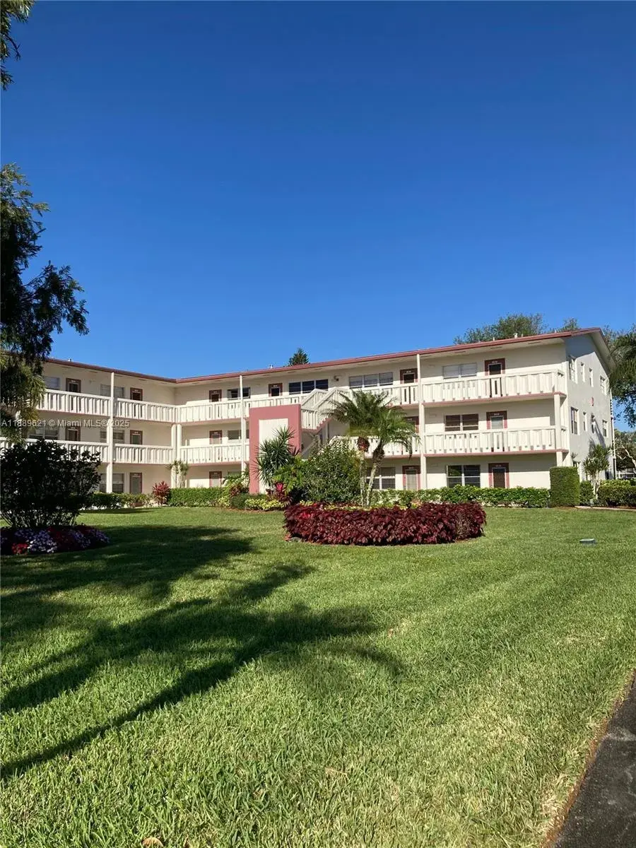 1 bedroom 1 bath Residential for sale at 157 Fanshaw D # 157, Boca Raton FL 33434