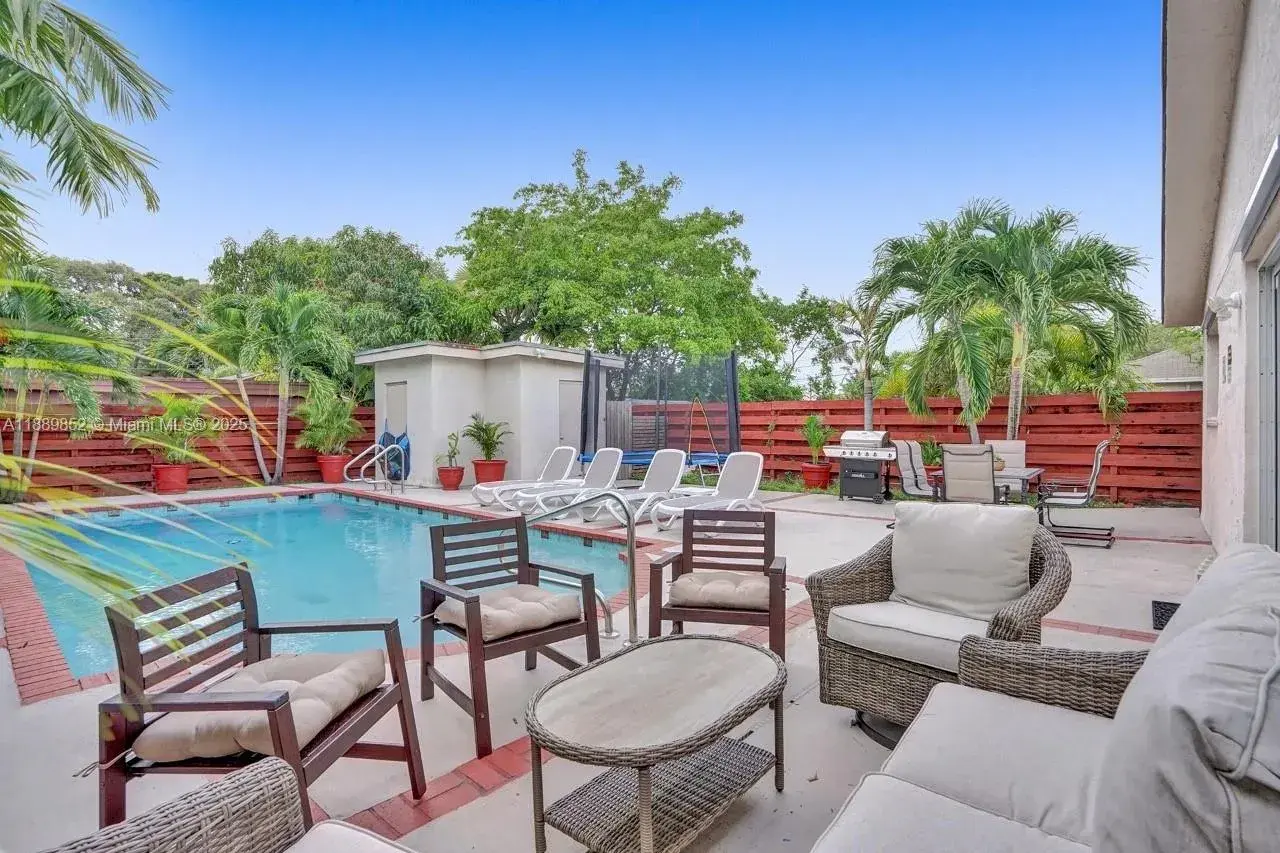 208 SW 2nd Ave, Hallandale Beach FL 33009