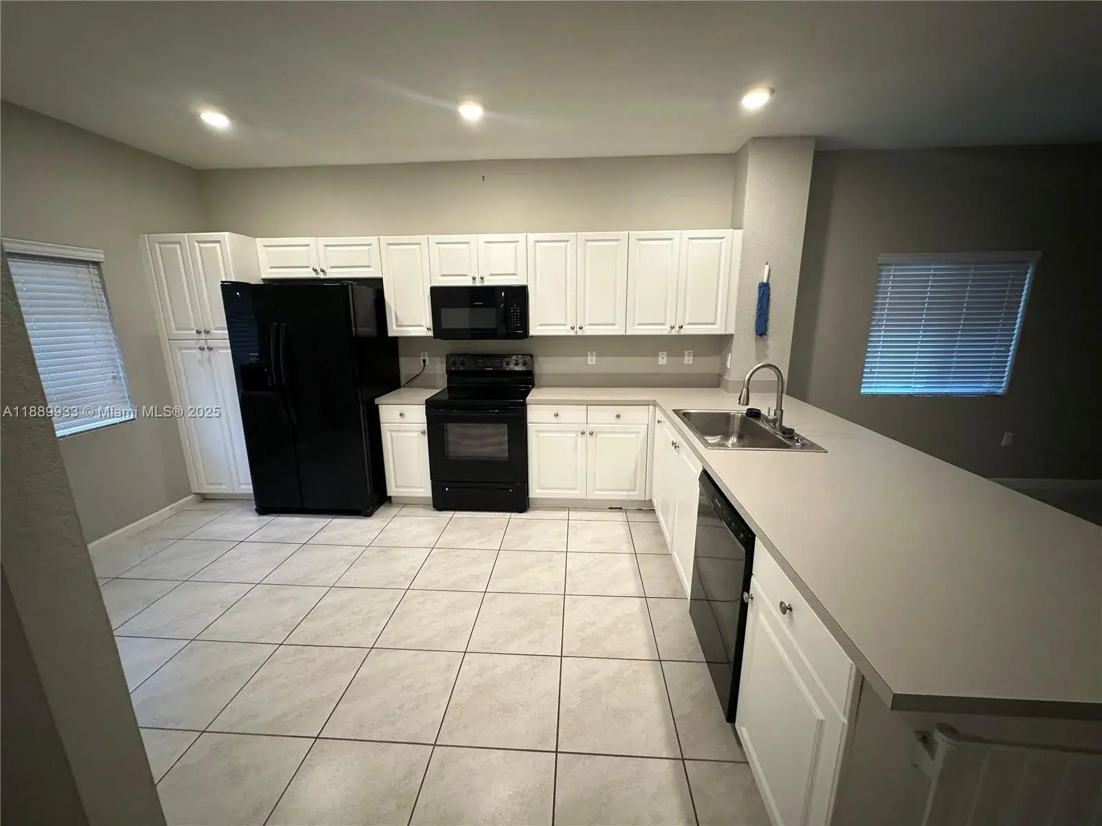 2800 NW 180th St, Miami Gardens FL 33056