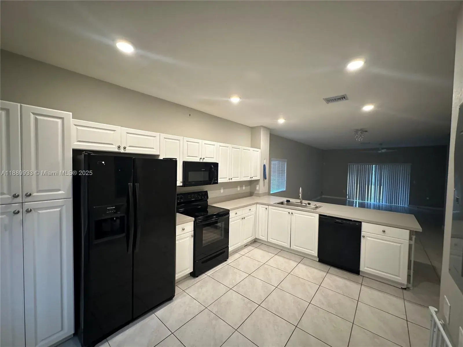 2800 NW 180th St, Miami Gardens FL 33056