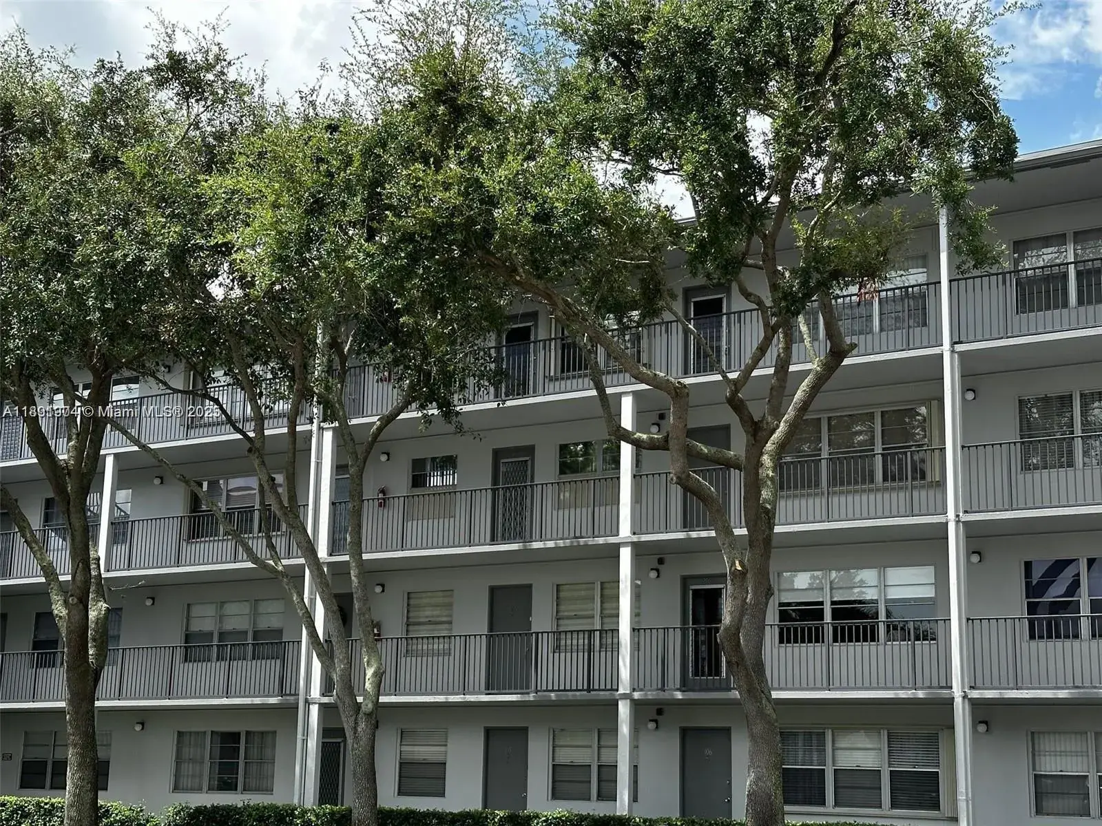 1 bedroom 1 bath Residential for sale at 400 SW 134th Way # 406F, Pembroke Pines FL 33027
