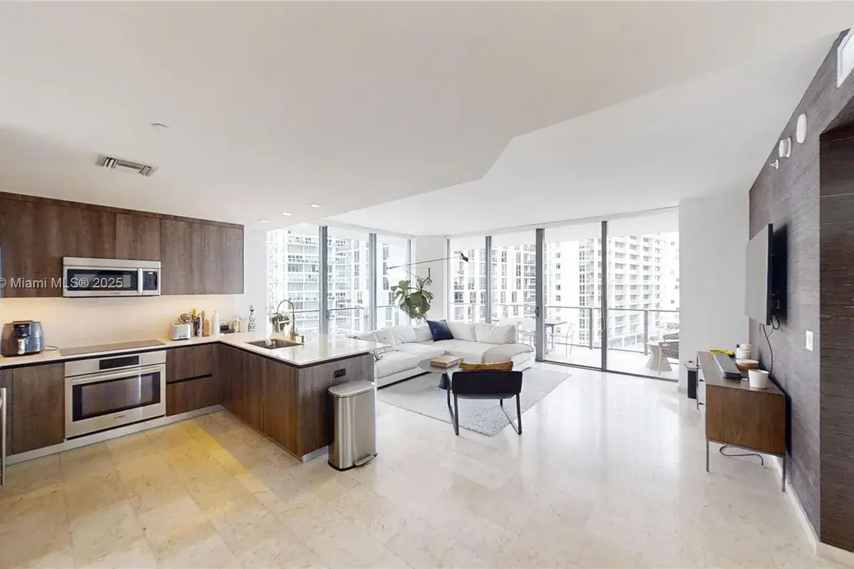 68 SE 6 ST # 1111, Miami FL 33131