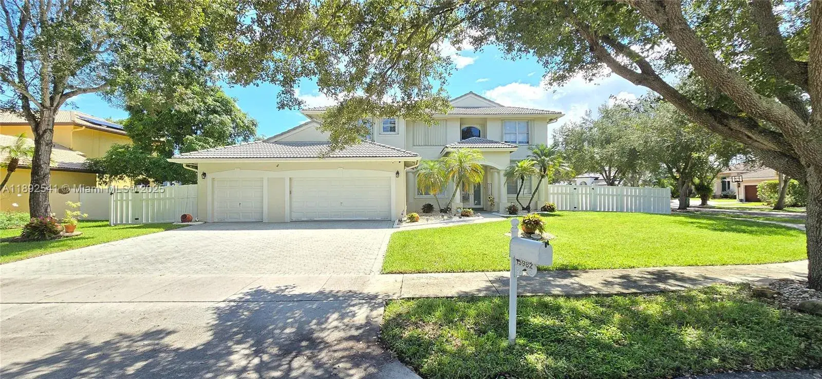 6 bedroom 4 bath Residential for sale at 15982 SW 61st St, Davie FL 33331