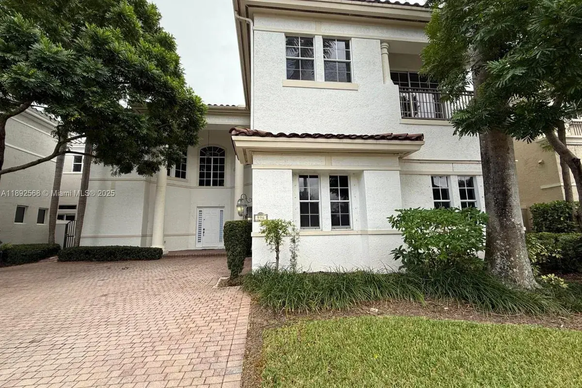 996 Sanibel Dr, Hollywood FL 33019