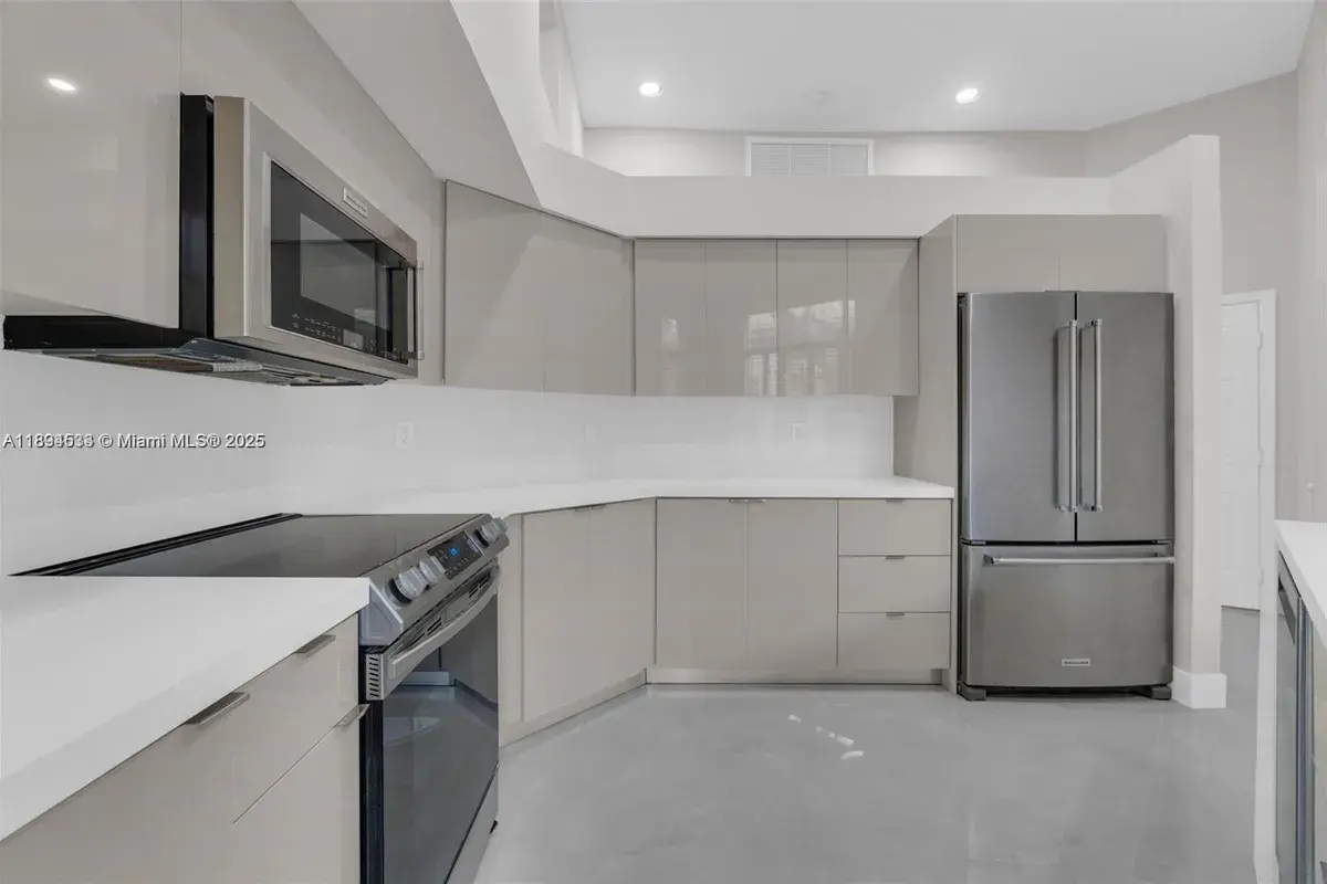 2553 Bay Pointe Dr, Weston FL 33327