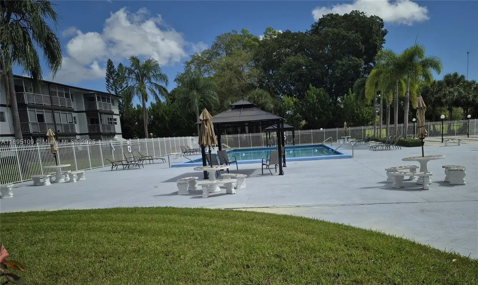 2 bedroom 2 bath Residential for sale at 1201 Hillcrest Ct # 302, Hollywood FL 33021