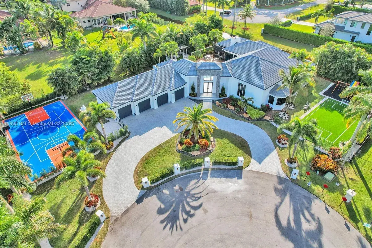 11400 NW 7th St, Plantation FL 33325
