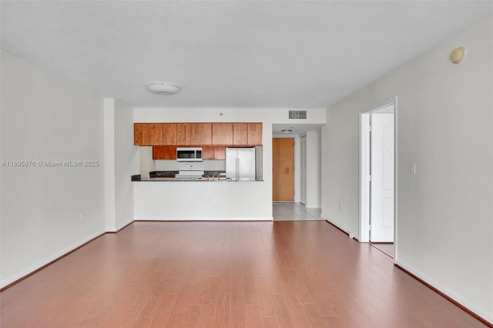 1 bedroom 1 bath Residential Lease for rent at 1200 Brickell Bay Dr # 2821, Miami FL 33131