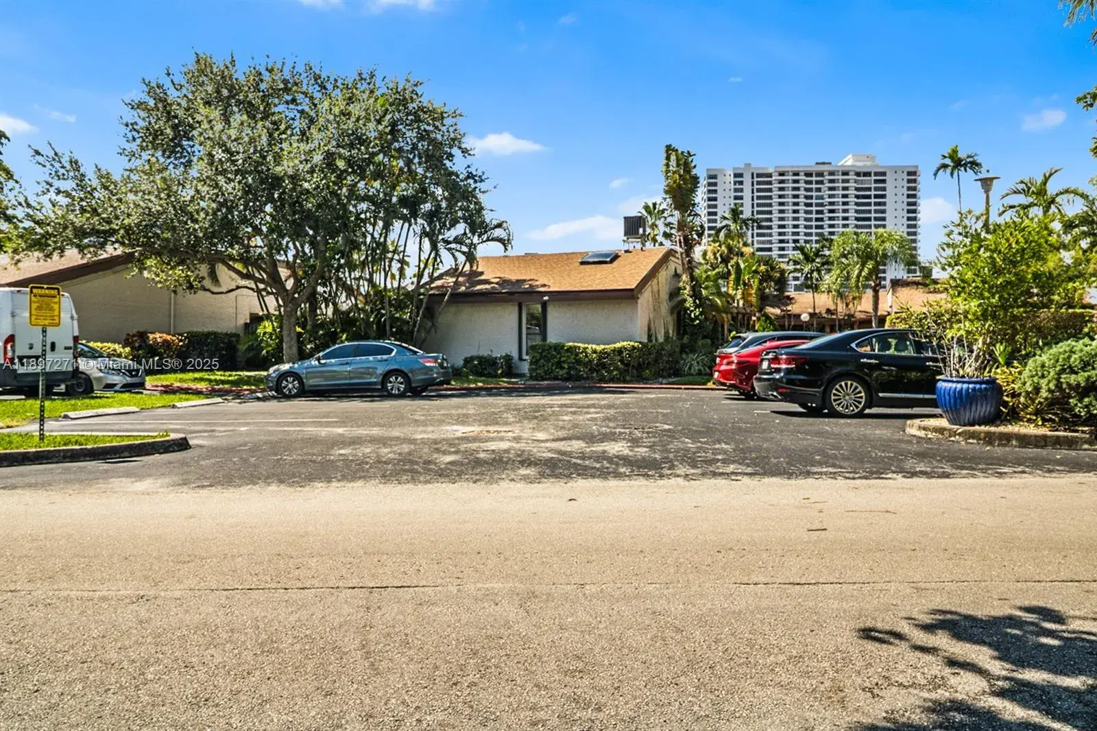 513 Leslie Dr, Hallandale Beach FL 33009