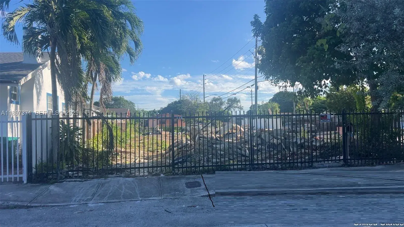 2052 NW 27th St, Miami FL 33142