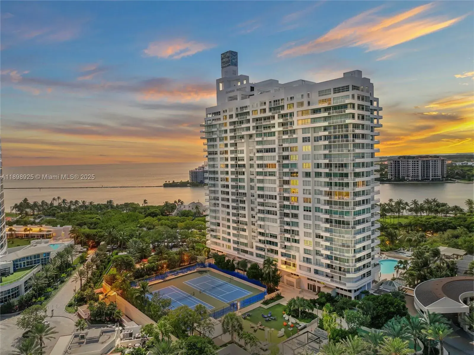 3 bedroom 2 bath for sale at 400 S Pointe Dr # 910, Miami Beach FL 33139