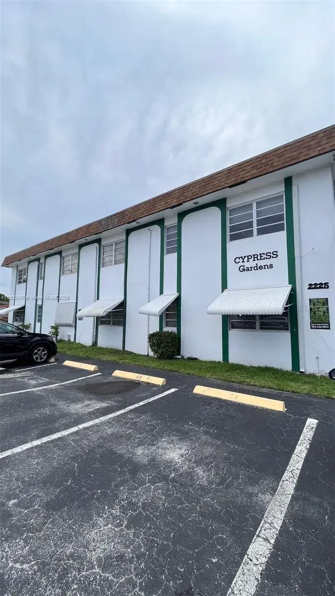 1 bedroom 1 bath Residential for sale at 2219 Polk St # 8A, Hollywood FL 33020