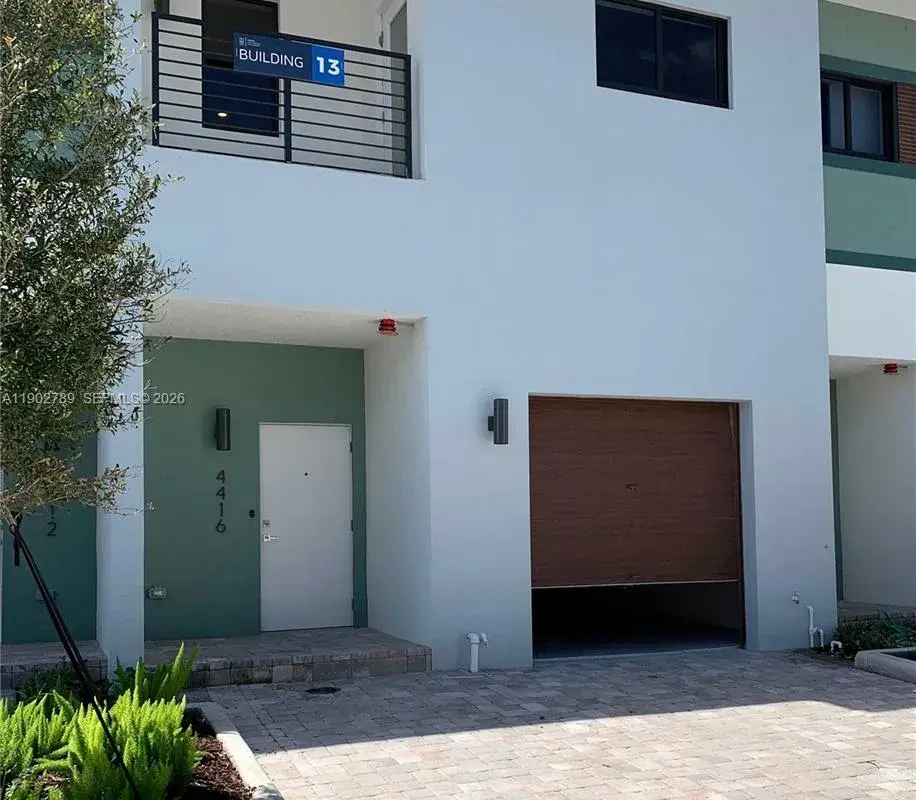 4416 NW 9th St, Plantation FL 33317