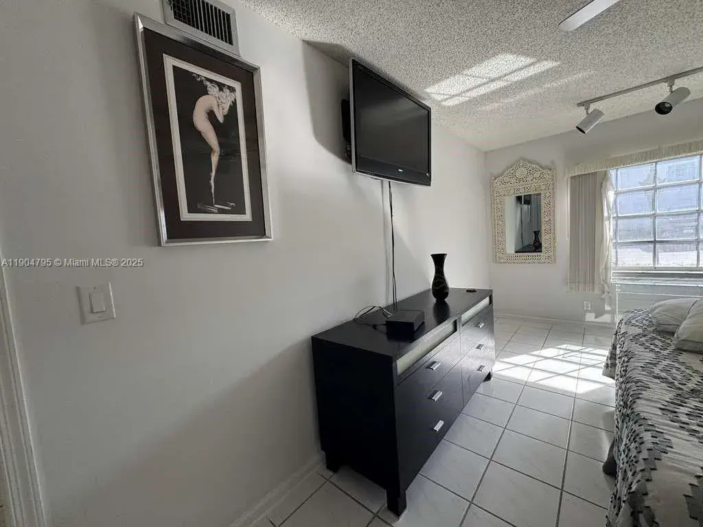 6253 Bay Club Dr # 1, Fort Lauderdale FL 33308