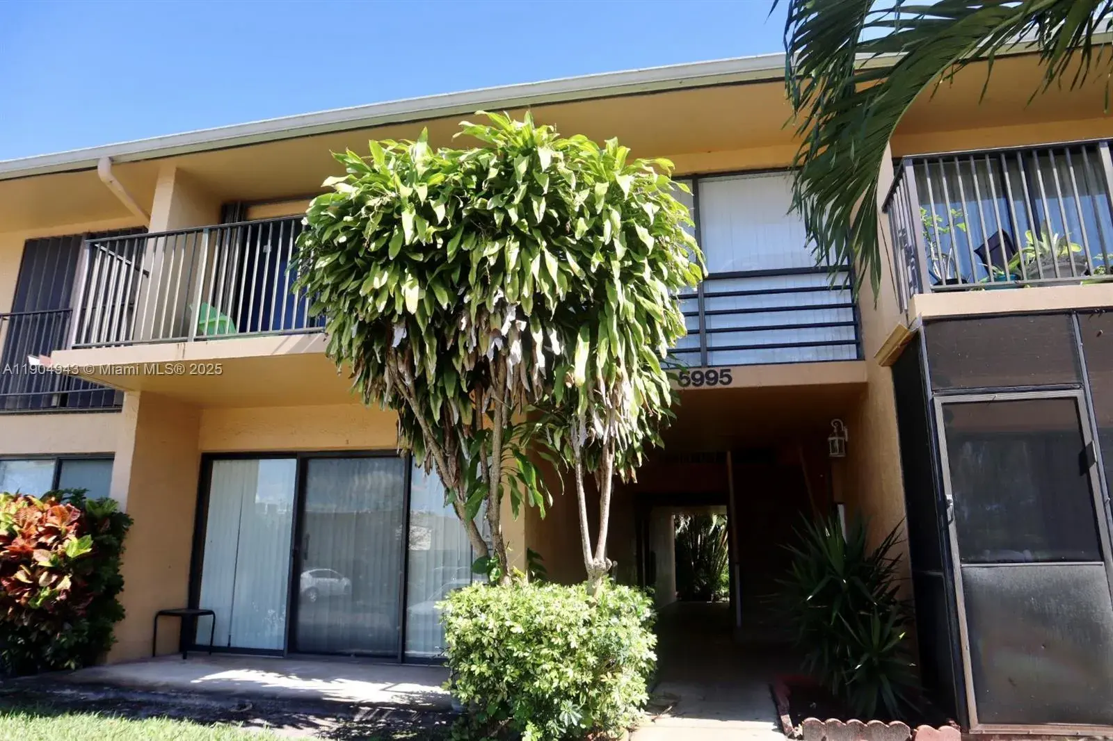 1 bedroom 1 bath Residential for sale at 5995 Washington St # 232, Hollywood FL 33023