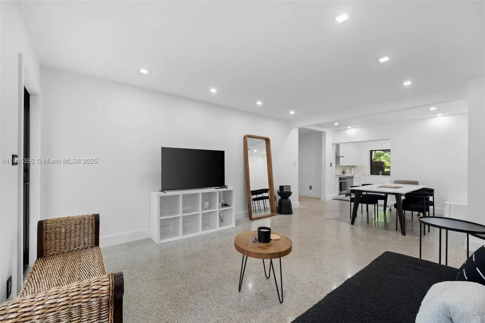 3 bedroom 2 bath Residential for sale at 829 SW 4th Ct, Fort Lauderdale FL 33312