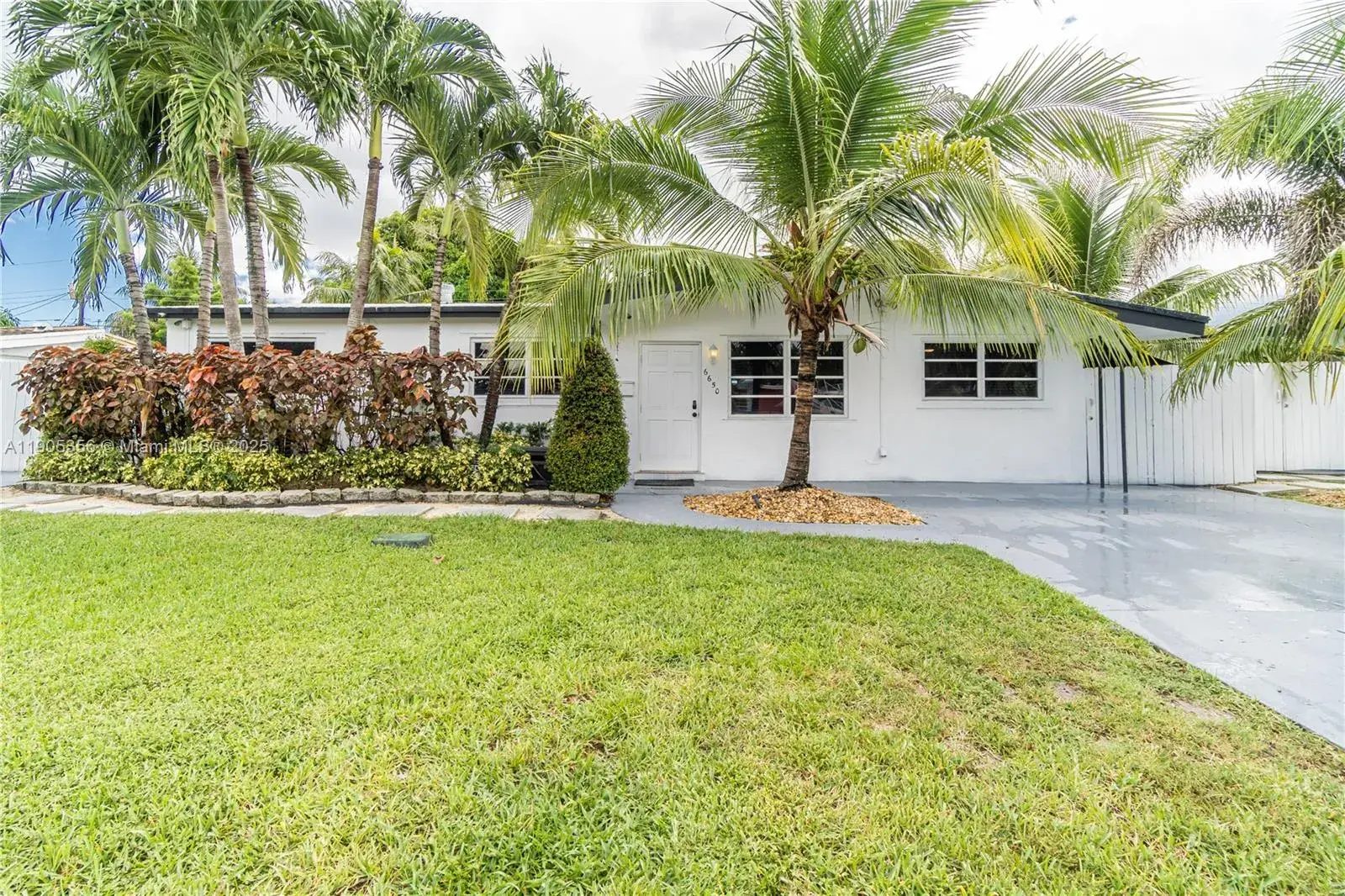 6650 Mckinley St, Hollywood FL 33024