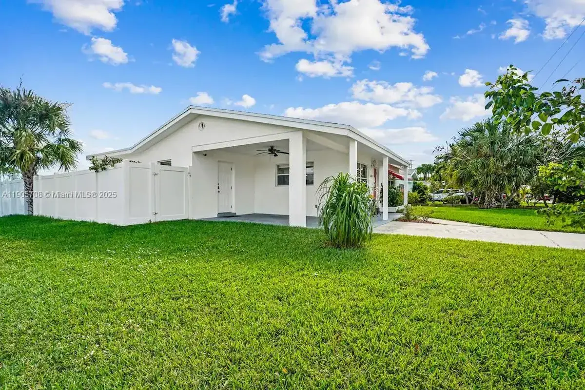 1006 S Arnold Ave, Lantana FL 33462