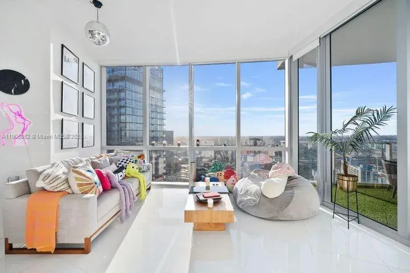 851 NE 1st Ave # 3910, Miami FL 33132