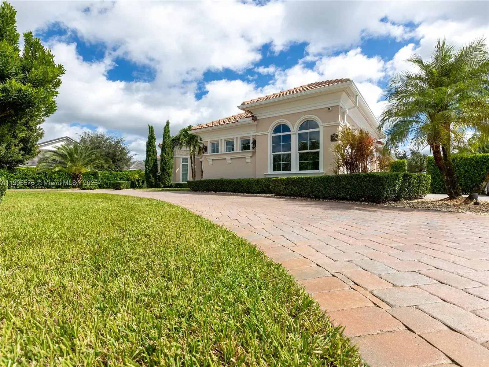 4950 E Sterling Ranch Cir, Davie FL 33314
