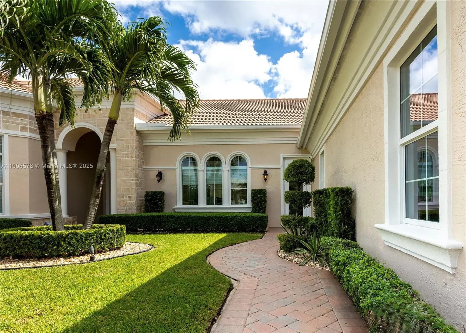 4950 E Sterling Ranch Cir, Davie FL 33314