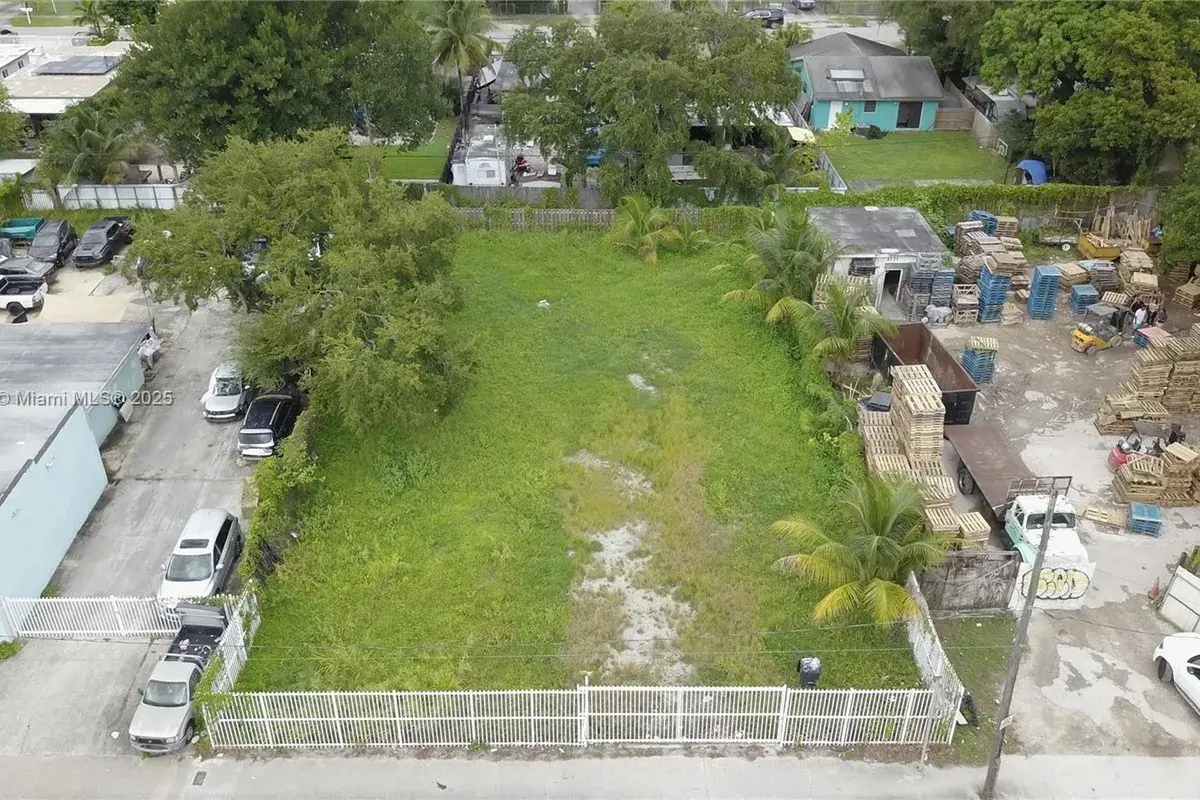 3039 NW 54th St, Miami FL 33142