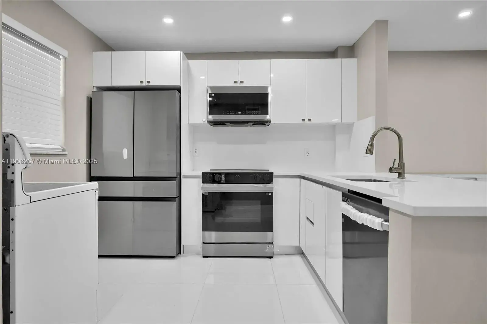 2 bedroom 2 bath Residential Lease for rent at 100 Ashbury Rd # 103, Hollywood FL 33024